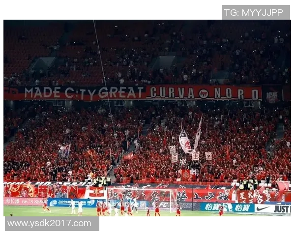 冬季寒风中闪耀的足球明星们在球场上的精彩瞬间与激情时刻